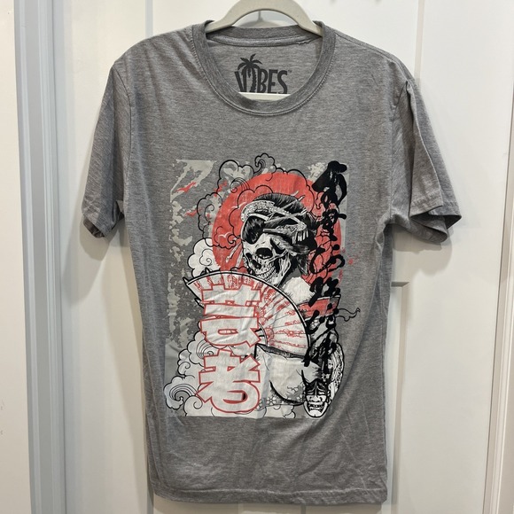 Bailey Apparel Tops - Bailey Apparel Vibes Skull Geisha Fan Graphic T Shirt Gray Size M Short‎ Sleeve